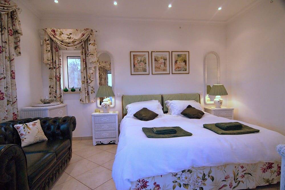 Escape & Unwind in Elegance with Large Private Pool & Amazing Views (Free Wi-Fi) in São Brás de Alportel, Faro Distrikt