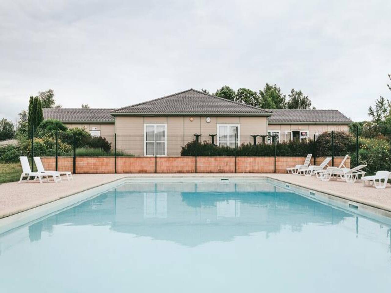 Appartement entier, Chalet au Lac de Miel avec piscine chauffée in Beynat, Région de Brive-la-Gaillarde