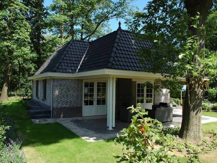 Villa voor 6 personen, with Terras and Tuin as well as Zwembad op de Veluwe