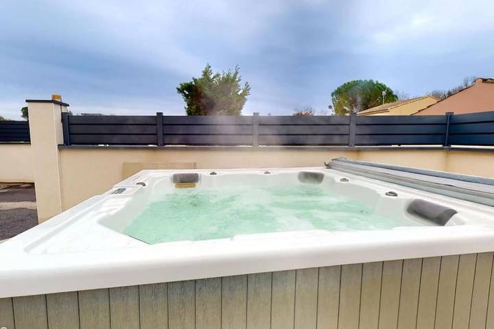 Location de vacances pour 10 personnes, avec piscine et jacuzzi ainsi que jardin et terrasse à Saint-Gervais-sur-Roubion - 2