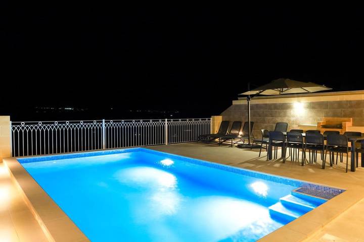 Dom dla 14 osób, z basen i balkon oraz jacuzzi w Gozo