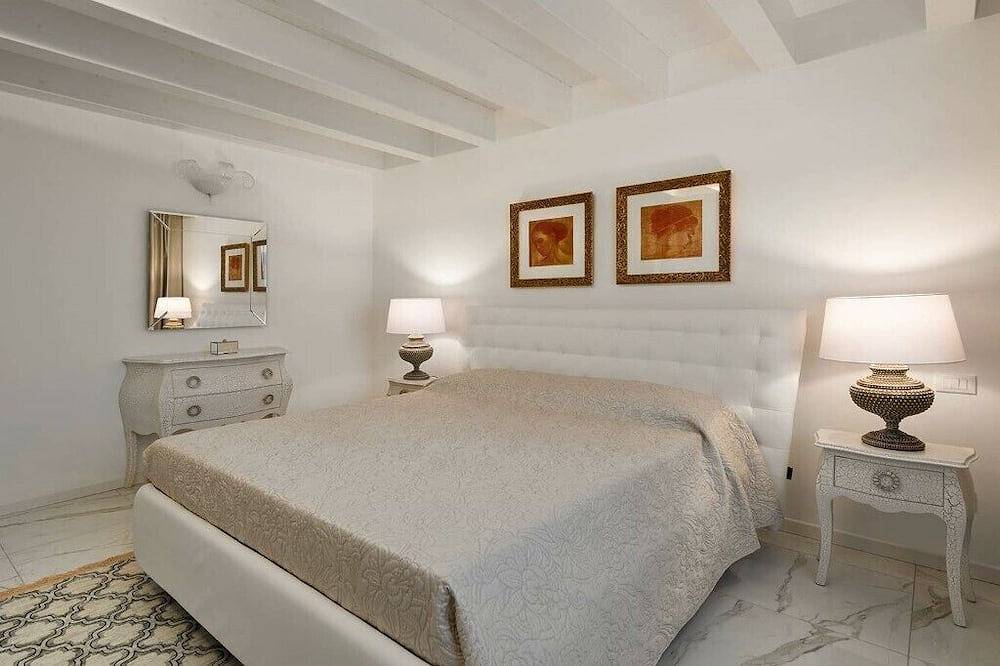 Appartement entier, White Villa Luxury - Flamingo Boutique Appartement avec vue sur le lac 70 m² - 2ème étage in Lonato del Garda, Montagnes autour du lac de Garde