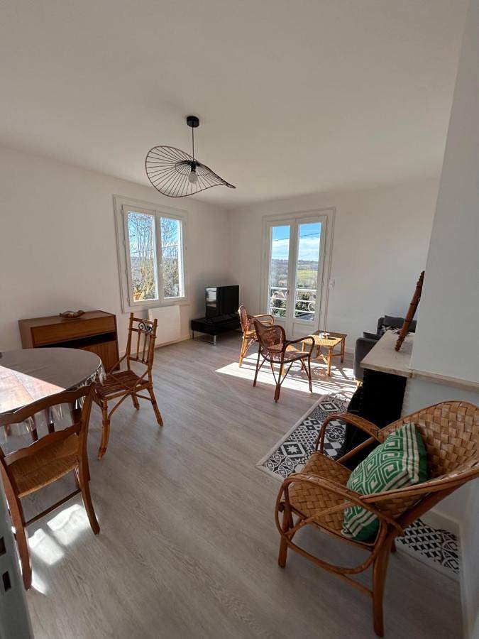 Location de vacances pour 4 personnes, avec Balcon et Terrasse ainsi que Jardin et Vue à Javerlhac-et-la-Chapelle-Saint-Robert