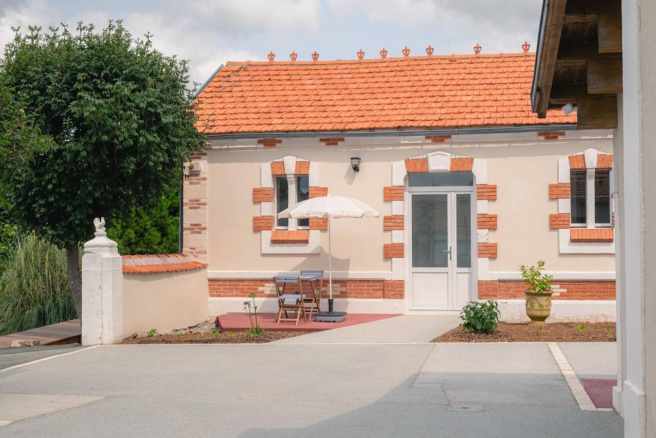 Le Logis Rouge, chambres d'hôtes La Rochelle - L'Aunisienne in Charron, Région de La Rochelle