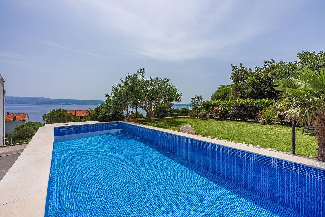 Ganze Wohnung, Modernes Apartment nur 300 Meter zum Strand mit Meerblick, Pool, Grill - hundefreundlich in Novi Vinodolski, Primorje-Gorski Kotar