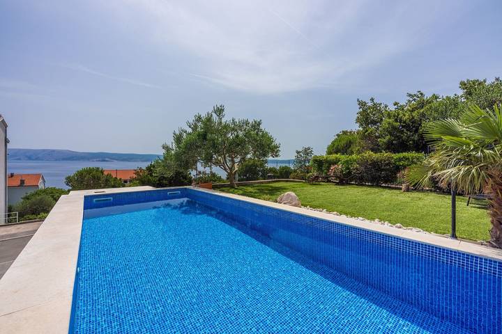 Ganze Wohnung, Modernes Apartment nur 300 Meter zum Strand mit Meerblick, Pool, Grill - hundefreundlich in Plaža Bribirska obala, Novi Vinodolski
