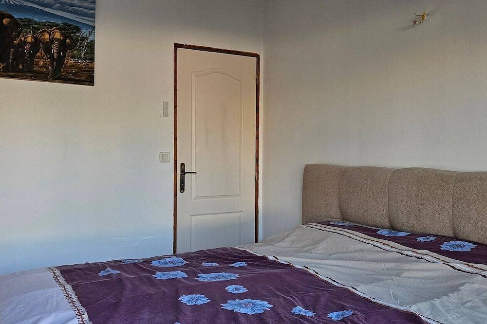 Holiday Home 'Villa En Camargue' with Shared Pool, Wi-Fi and Air Conditioning in Vauvert, Nimes region