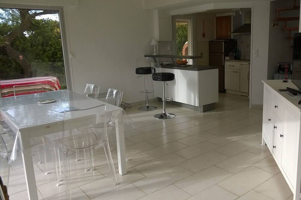 Maison lumineuse en front de mer avec superbe vue mer, 2 parkings gratuits. in Cap d'Agde, Agde