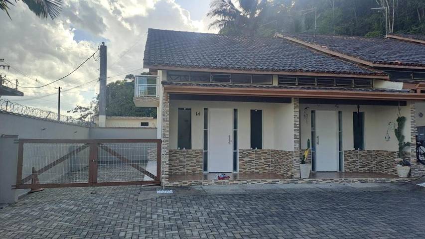 Casas e apartamentos de temporada para 5 pessoas, com piscina e balcão em Massaguaçu