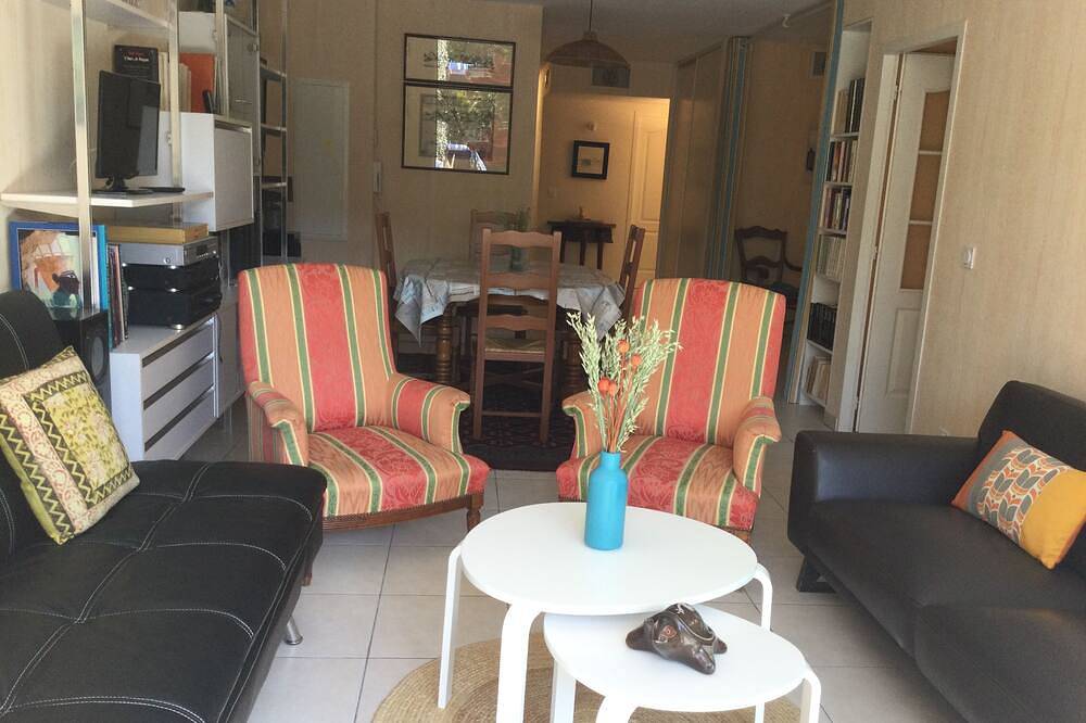 Apartamento entero, Large, quiet, air-conditioned apartment with small garden, 12-minute walk from the beach. in La Côte Vermeille, Banyuls-sur-Mer
