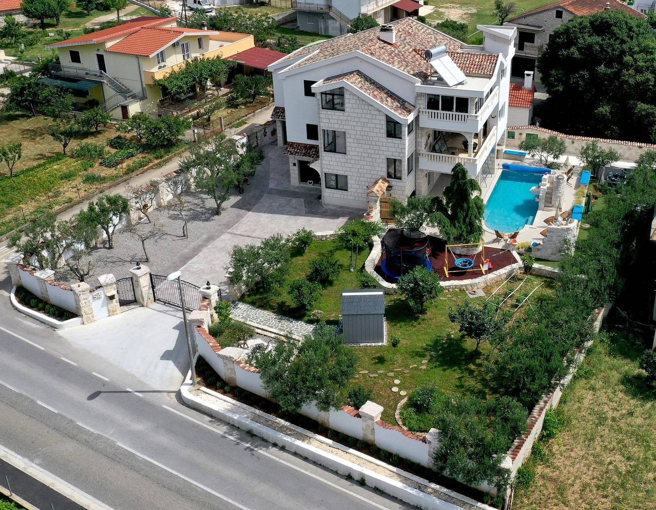 Huis met vier kamers met terras en uitzicht op zee Plano, Trogir K-23902 in Trogir, Split-Dalmatië