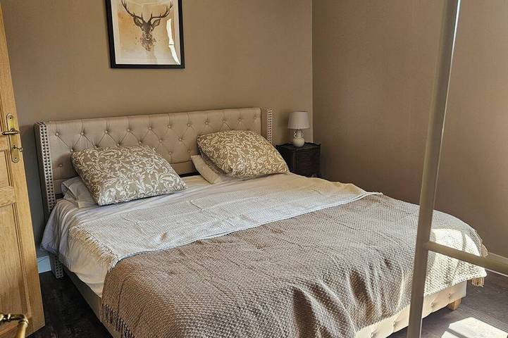 Location de vacances pour 14 personnes, avec piscine ainsi que jardin et terrasse à Champagne-et-Fontaine - 2