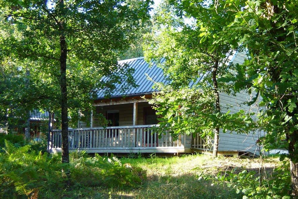 Castelwood: comfortable ecological chalets with swimming pool in the Dordogne. in Biron, Périgord Pourpre