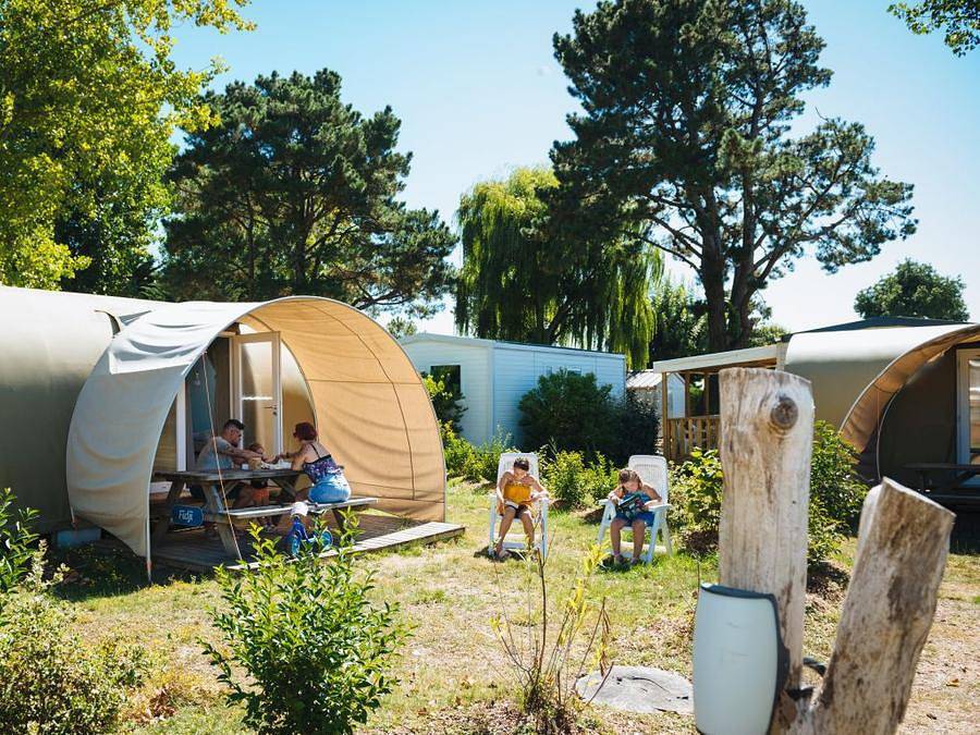 Camping La Trévillière - Stacaravan 4 personen - C- 2-slaapkamer Coco Lodge tent (16m²) in Bretignolles-sur-Mer, Loiredal