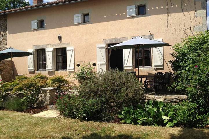 Gîte pour 12 personnes, avec jardin à Vieux-Ruffec