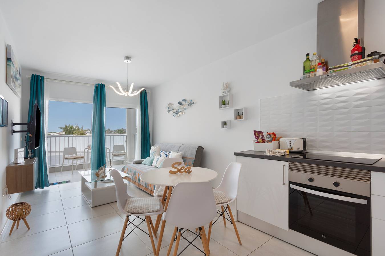 Apartamento entero, Vacaciones 'Marina' con piscina compartida, terraza privada y Wi-Fi in Costa Teguise, Teguise