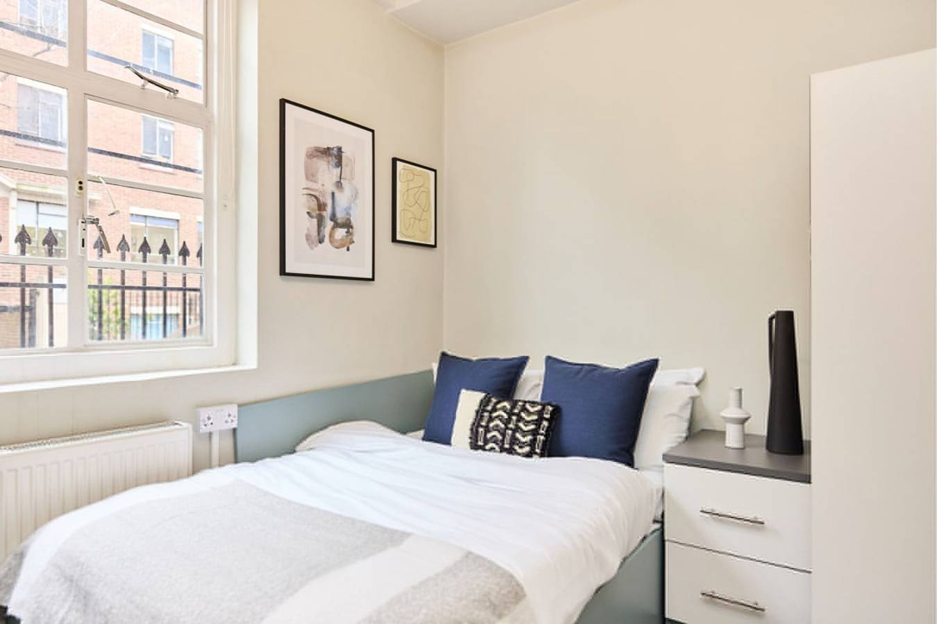 Entire apartment, Deluxe Room 02 - Louise House Summer Youth Accommodation in London, South East England