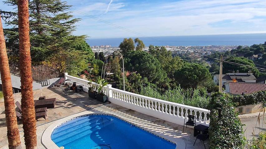 Casa rural para 12 personas, con piscina además de jacuzzi y jardín en Provincia de Barcelona