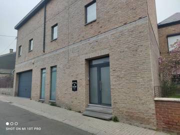 Cottage pour 20 personnes, avec terrasse et jacuzzi, animaux acceptés dans Montignies Sur Sambre