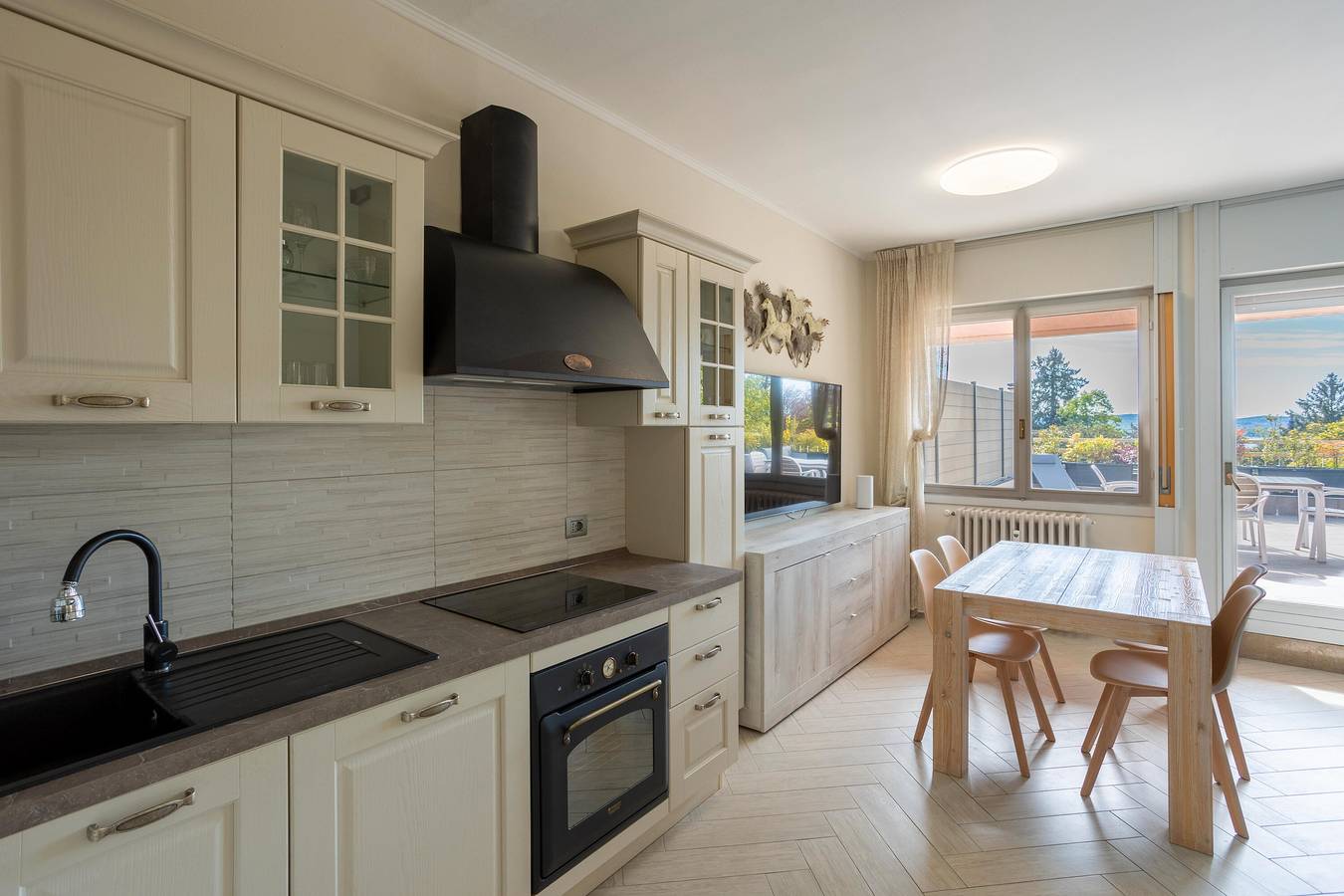 Geheel appartement, Appartement 'Jacuzzi E Vistalago' met Uitzicht op het Meer, Wi-Fi en Airconditioning in Lesa, Lago Maggiore (Piemonte)