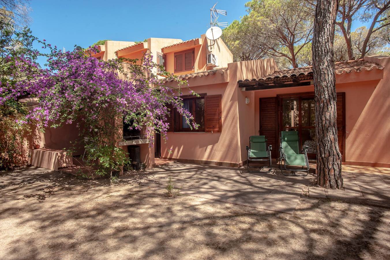 Casa de vacaciones 'Villetta Pineta' con jardín privado in Santa Margherita di Pula, Región de Pula
