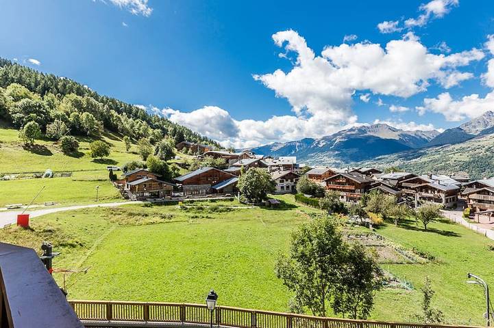 Apartamento entero, Estudio renovado con balcón, cerca de pistas y comercios, aparcamiento gratuito, sin mascotas in Bellentre, La Plagne-Tarentaise