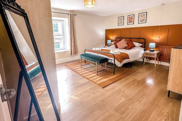 Holiday rental for 7 people, with garden and balcony in Castleton