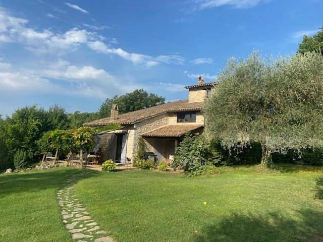 Casa vacanza per 8 persone, con Terrazza e Giardino nonché Piscina e Panorama a Massa Martana