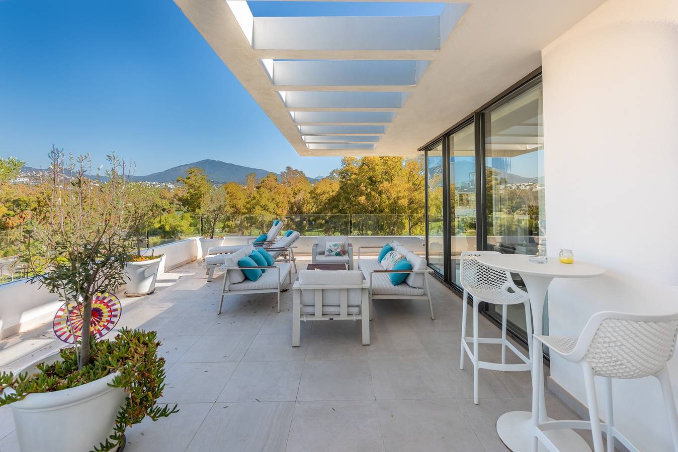 Apartamento inteiro, Apartamento 'Cataleya 6, Atico 3-B' com vista para a montanha, Wi-Fi e ar condicionado in Urbanización Márquez de Atalaya, Estepona
