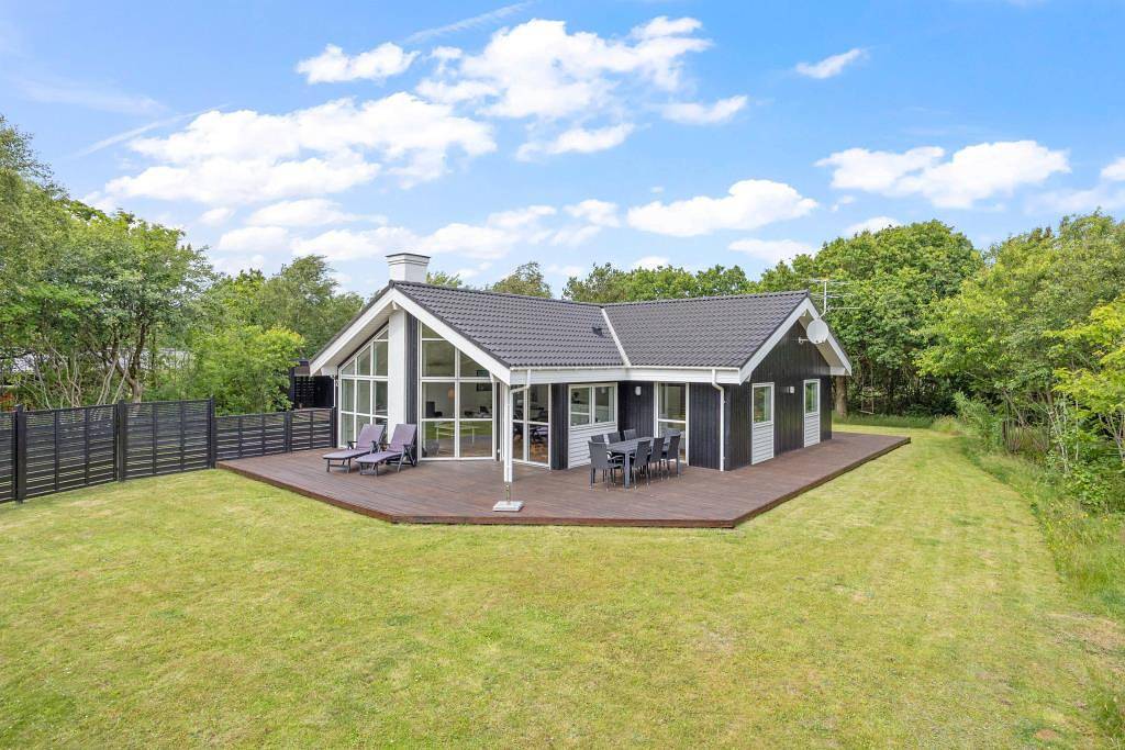 Schönes Ferienhaus mit Aktivitätsraum, Sauna und Whirlpool in Lodbjerg Hede, Ringkøbing