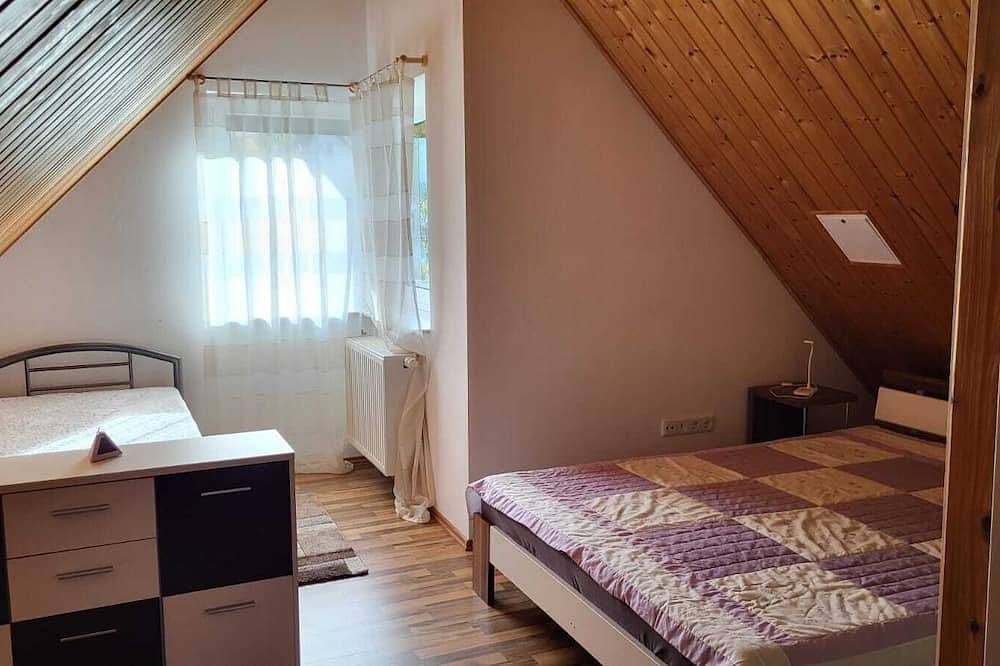Ganze Wohnung, Geräumige, kinderfreundliche Ferienwohnung im ruhigen Wesertal in Gieselwerder, Wesertal