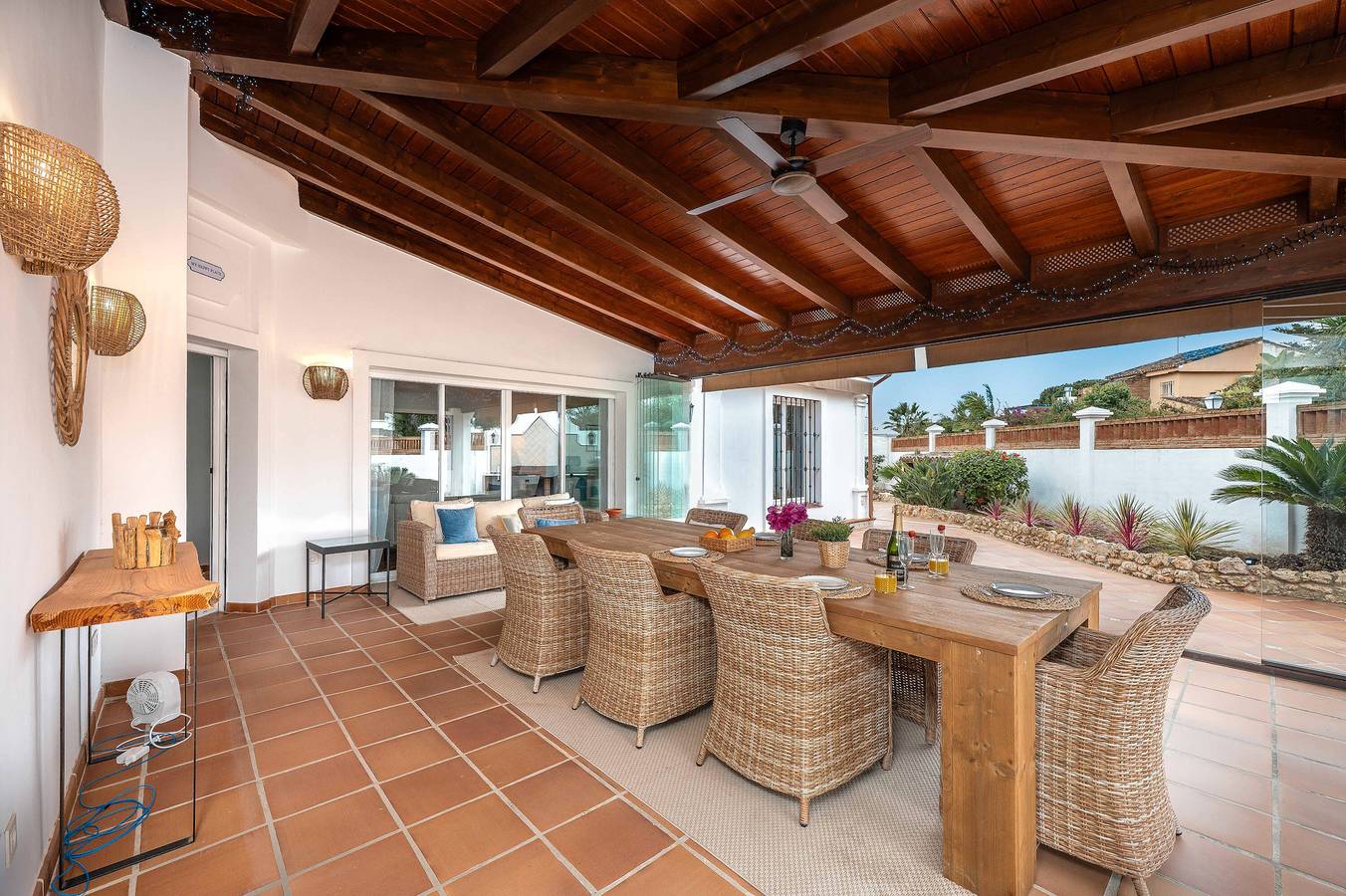 Villa 'Hakuna Matata' with Sea View, Wi-Fi and Air Conditioning in Las Chapas, Marbella