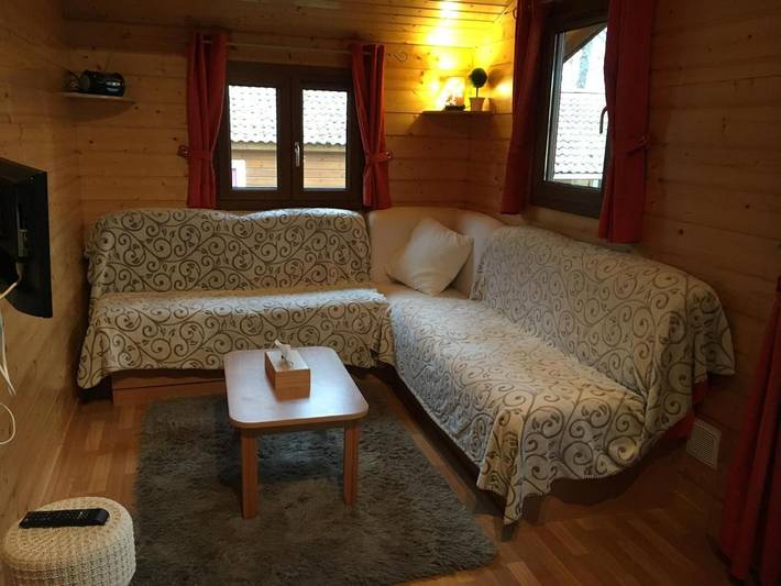 Camping pour 6 personnes, avec vue et piscine ainsi que jardin et terrasse dans le Gers - 2