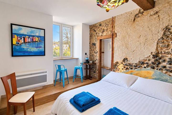 Ganze Wohnung, 1693 – 4* Charming apartment with a suite, jacuzzi, and a terrace overlooking the river in Limoux, Limoux und Umgebung