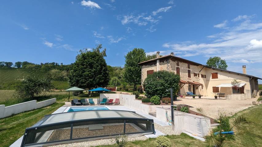 Gîte pour 7 personnes, avec terrasse ainsi que piscine et jardin à Montmiral