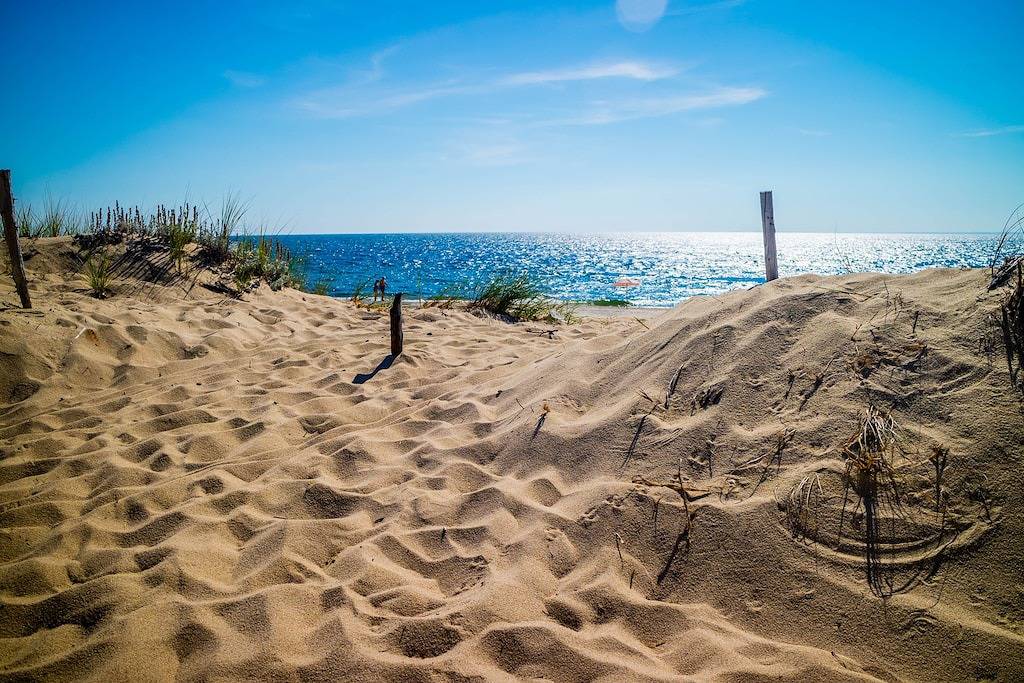 Ganze Wohnung, Sleek, modern home with central Ac - steps to private beach & near trail in Dennis Port, Dennis