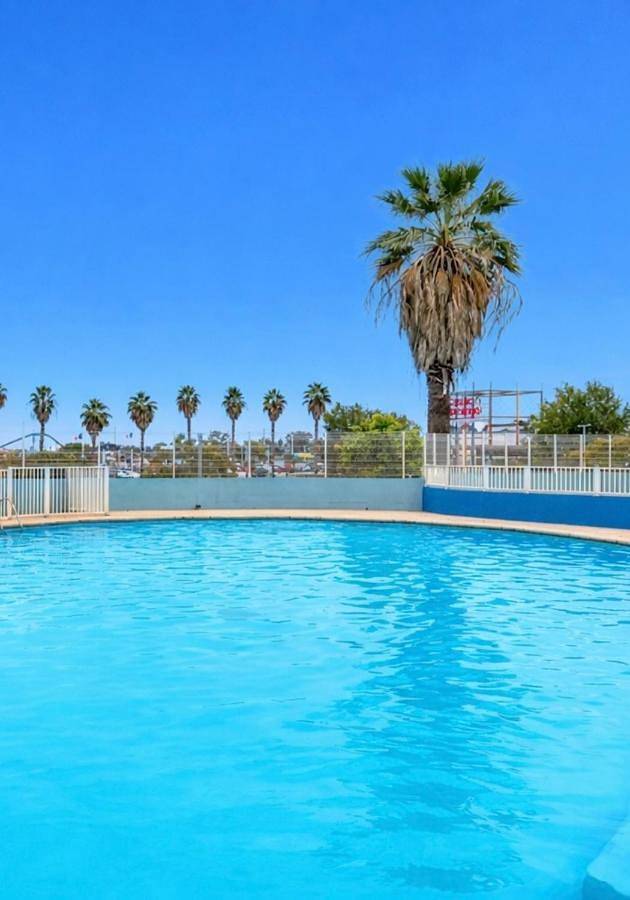 Gîte pour 3 personnes, avec Terrasse et Jardin ainsi que Bassin pour enfant et Piscine dans Flamingo Casino Le Grau Du Roi