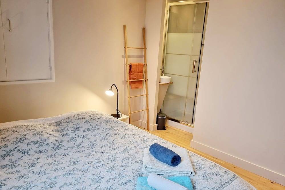 Ganze Wohnung, Apartment-Stadt-Ensuite mit Dusche-Parkblick in Angoulême, Charente