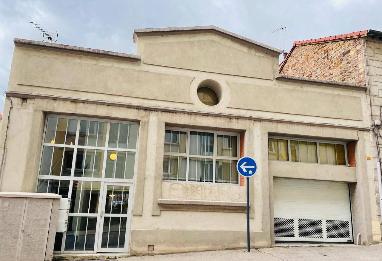 Appartement entier, Loft 60m2 2-4 personnes avec garage et wifi 3 Rue St Joseph St Etienne proche centre-ville in Saint-Étienne, Loire
