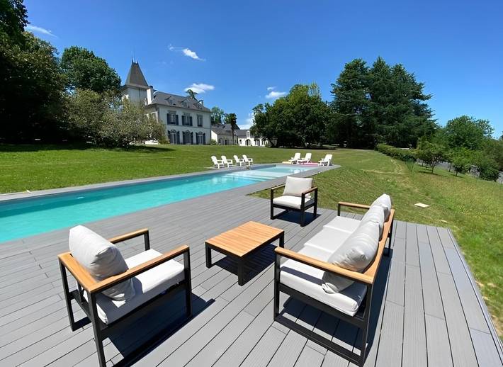 Appartement de vacances pour 4 personnes, avec terrasse ainsi que piscine et jardin