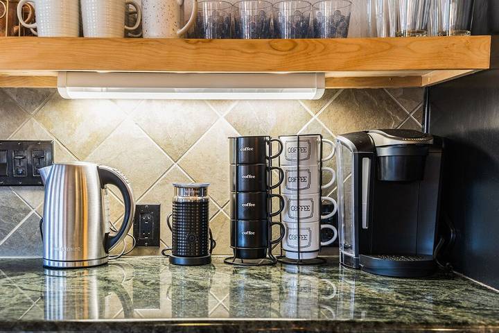 Vacation rental for 12 people, with hot tub and yard, with pets in Yucca Valley