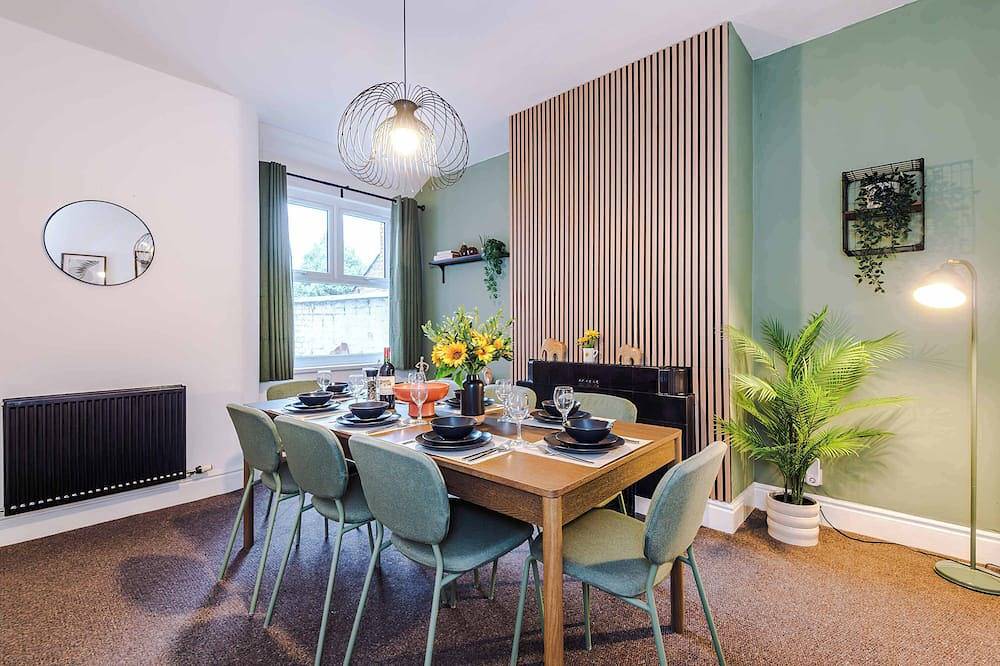 Spacious 4 Bed Home in Crewe, Perfect for Groups! in Crewe, Cheshire East