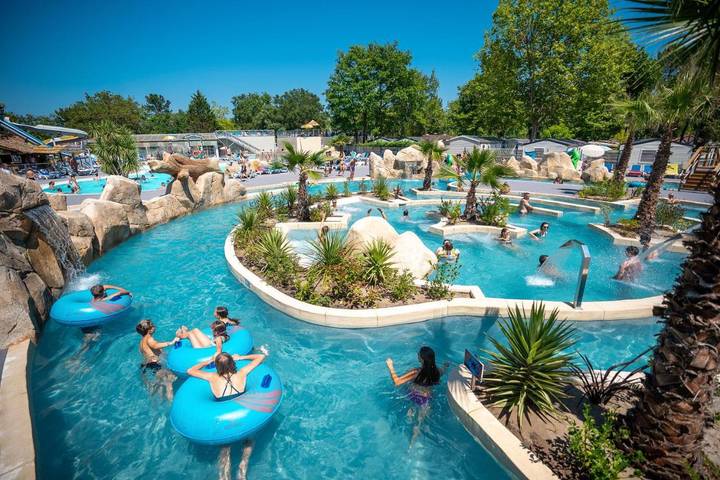 Camping pour 2 personnes, avec piscine ainsi que terrasse et bassin pour enfant