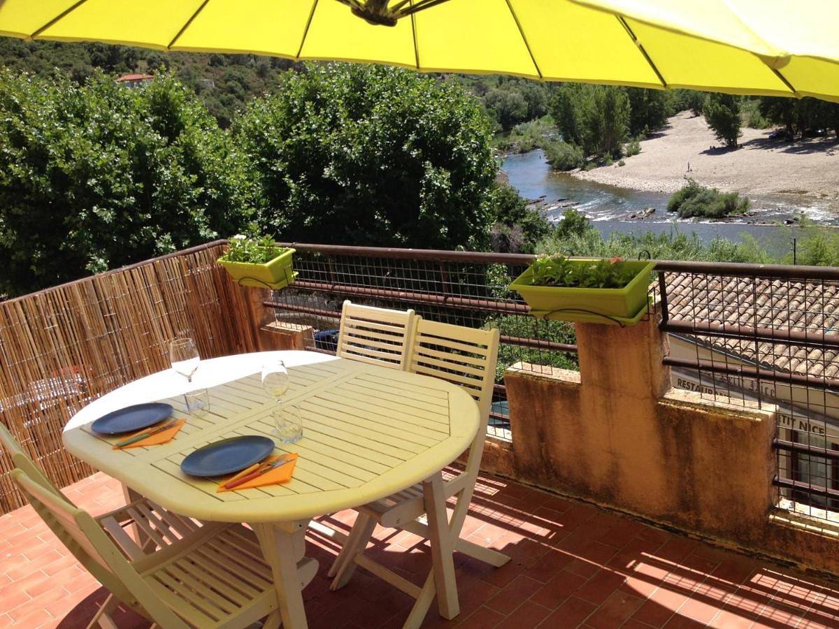 Appartement entier, Bel appartement, terrasse plein sud, Vieux Village in Roquebrun, Région de Béziers