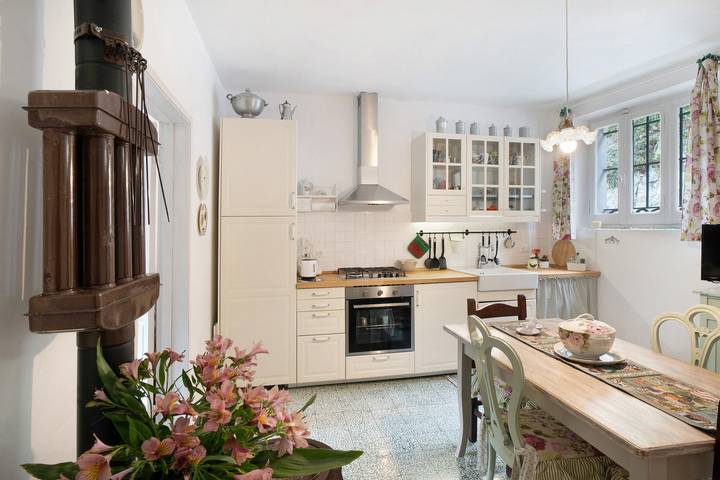 Appartamento 'Al Frantoio' con giardino privato in Castelvecchio di Rocca Barbena, Riviera di Ponente