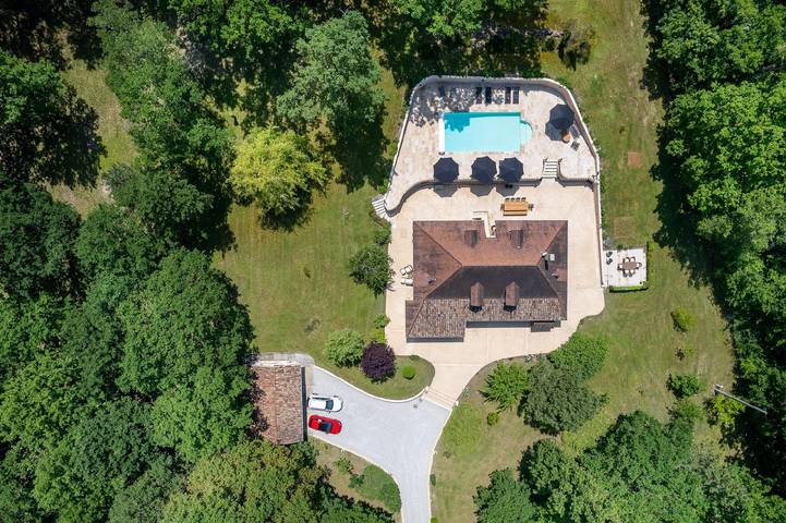 Location de vacances pour 12 personnes, avec terrasse et jardin à Rampieux