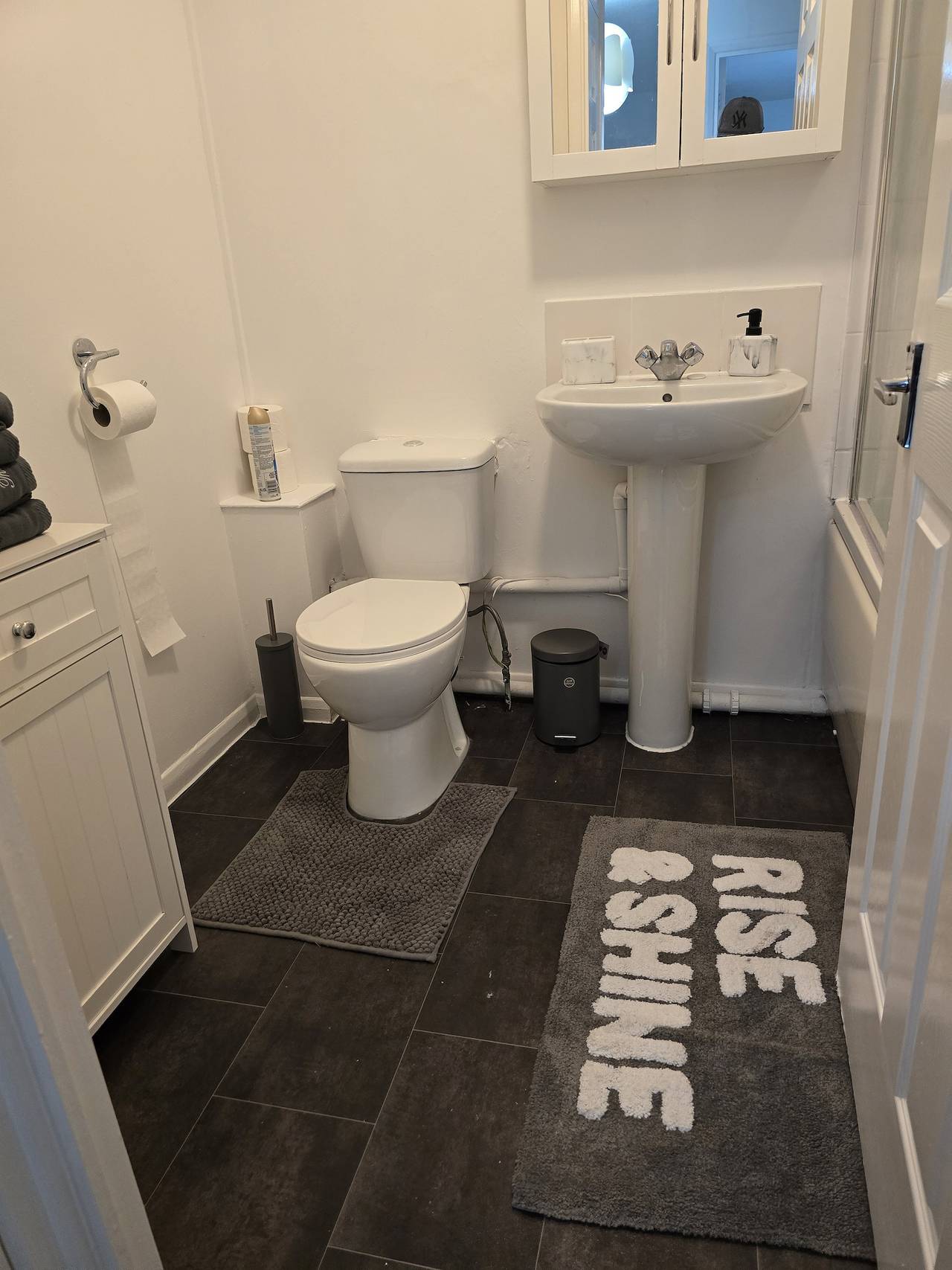 Emerald Apartment Sleeps 4 with Parking in Newham, London
