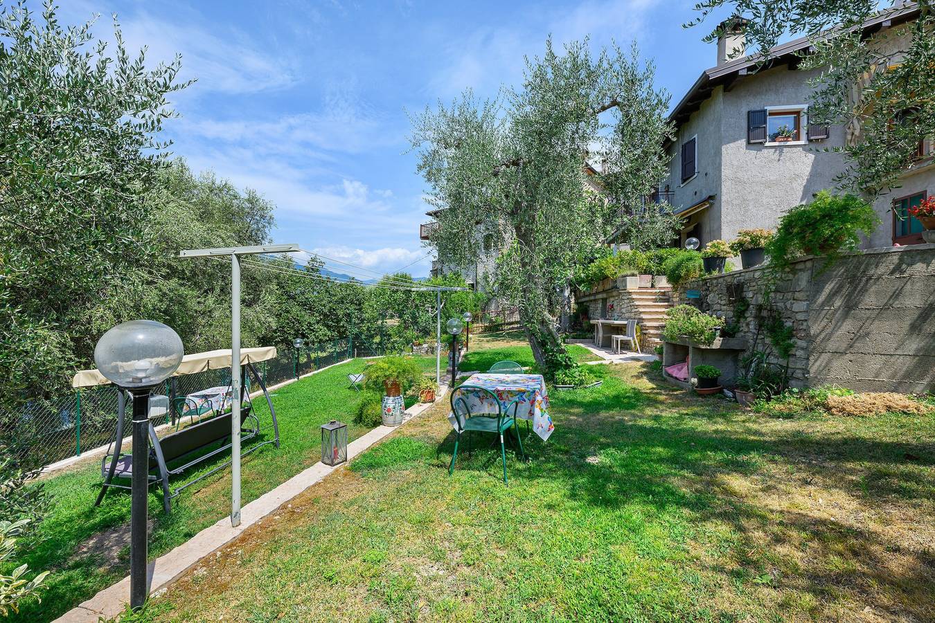 Ganze Wohnung, Ferienwohnung 'Casa Antony' mit Seeblick, privater Terrasse und Wlan in Torri del Benaco, Gardasee-Berge