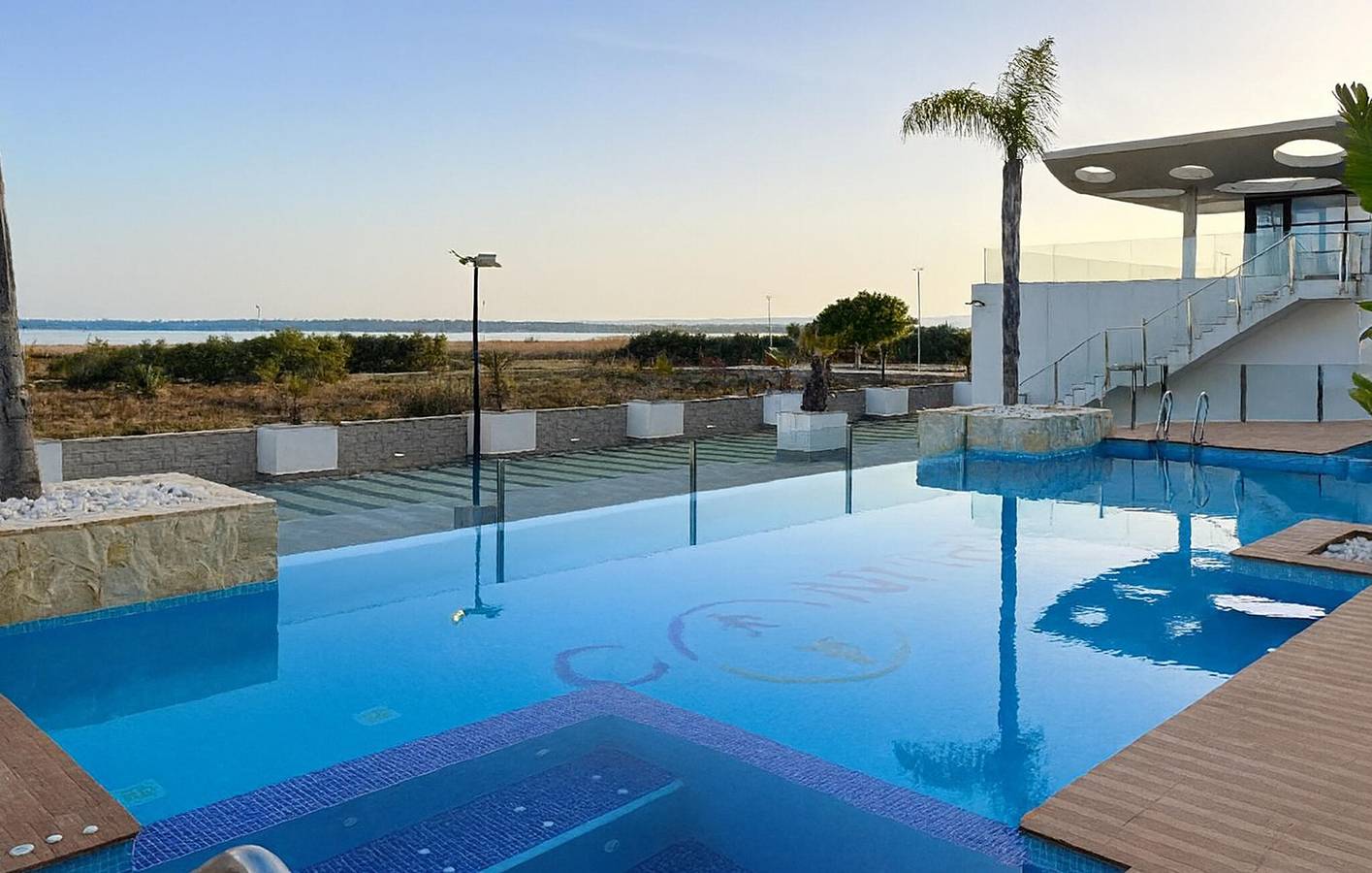 Appartement de vacances entier, Escapade au bord de la mer avec piscine, parking et WiFi in Playa Moncayo, Guardamar del Segura