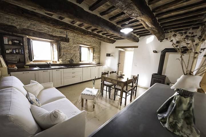 Ganze Wohnung, Appartamentino Rustico in Villa Maindi mit Gartennutzung und kostenfreiem WLAN in Pennabilli, Rimini Provinz
